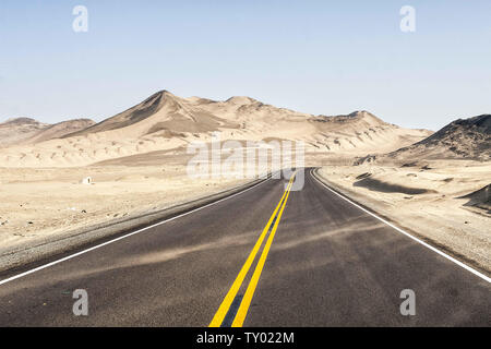 Casma, Peru. 9. Mai 2011. Ein Blick auf den Panamerican Highway (Carretera Panamericana Norte) Überschreiten der peruanischen Küstenwüste in Casma. Credit: Ricardo Ribas/SOPA Images/ZUMA Draht/Alamy leben Nachrichten Stockfoto