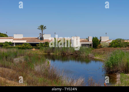 Peraleja Golf Course und Eigenschaften in Sucina, Murcia, Spanien, Europa. Komplexe um einen Golfkurs, der geschlossen wurde und Baufällig eingestellt Stockfoto