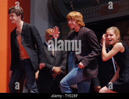 Die drei jungen Stars der 'Harry Potter' Filme Daniel Radcliffe, Rupert Grint und Emma Watson (L-R) kommt für eine Zeremonie auf dem Vorplatz des Grauman's Chinese Theater in Hollywood" in Los Angeles am 9. Juli 2007. 'Harry Potter und der Orden des Phönix", dem fünften Film der Reihe, weltweit in dieser Woche veröffentlicht werden. (UPI Foto/Jim Ruymen) Stockfoto