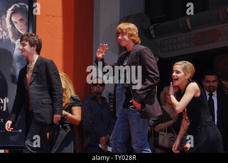 Die drei jungen Stars der 'Harry Potter' Filme Daniel Radcliffe, Rupert Grint und Emma Watson (L-R) kommt für eine Zeremonie auf dem Vorplatz des Grauman's Chinese Theater in Hollywood" in Los Angeles am 9. Juli 2007. 'Harry Potter und der Orden des Phönix", dem fünften Film der Reihe, weltweit in dieser Woche veröffentlicht werden. (UPI Foto/Jim Ruymen) Stockfoto