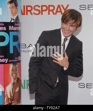 Warf Mitglied Zac Efron besucht die Premiere des Motion Picture musikalische Komödie "Hairspray" in Los Angeles am 10. Juli 2007. Der Film ist eine Verfilmung des Tony award-winning Broadway Produktion, erscheint in den USA am 20. Juli. (UPI Foto/Jim Ruymen) Stockfoto