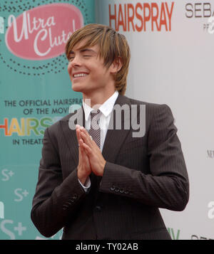 Warf Mitglied Zac Efron besucht die Premiere des Motion Picture musikalische Komödie "Hairspray" in Los Angeles am 10. Juli 2007. Der Film ist eine Verfilmung des Tony award-winning Broadway Produktion, erscheint in den USA am 20. Juli. (UPI Foto/Jim Ruymen) Stockfoto