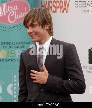 Warf Mitglied Zac Efron besucht die Premiere des Motion Picture musikalische Komödie "Hairspray" in Los Angeles am 10. Juli 2007. Der Film ist eine Verfilmung des Tony award-winning Broadway Produktion, erscheint in den USA am 20. Juli. (UPI Foto/Jim Ruymen) Stockfoto