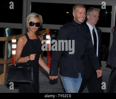 Fußball große David Beckham und seine Frau Victoria (Posh Spice Spice Girls), Ankunft am Flughafen LAX in Los Angeles am 12. Juli 2007. Beckham wird für die Major League Soccer Team spielen, Los Angeles Galaxy, mit fünf Jahre, $ 32,5 Mio. Vertrag. (UPI Foto/John Hayes) Stockfoto