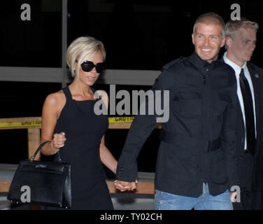 Fußball große David Beckham und seine Frau Victoria (Posh Spice Spice Girls) Ankunft am Flughafen LAX in Los Angeles am 12. Juli 2007. Beckham wird für die Major League Soccer Team spielen, Los Angeles Galaxy, mit fünf Jahre, $ 32,5 Mio. Vertrag. (UPI Foto/John Hayes) Stockfoto