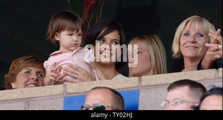 Schauspielerin Katie Holmes (C) hält Tochter Suri Cruise, die Tochter von Tom Cruise zu einem Logenplatz Anzeigen der Chelsea FC vs LA Galaxy, an der Weltmeisterschaft der Fußball im Home Depot Center in Carson, Kalifornien am 21. Juli 2007. Das Spiel ist das erste für britische Fußball-sensation David Beckham als Mitglied der Galaxie (UPI Foto/Jim Ruymen) Stockfoto