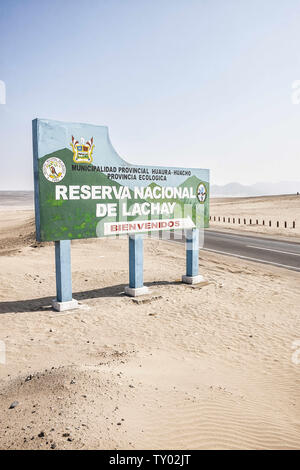 Huacho, Peru. 6. Mai 2011. Blick auf den Eingang von Lachay National Reserve auf dem Panamerican Highway (Carretera Panamericana Norte) in Huacho. Credit: Ricardo Ribas/SOPA Images/ZUMA Draht/Alamy leben Nachrichten Stockfoto