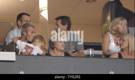 Los Angeles Galaxy David Beckham (L) Uhren aus der steht mit seinem Sohn Romeo während der ersten Hälfte des Spiel gegen Pachuca im Home Depot Center in Carson, Kalifornien am 24. Juli 2007. (UPI Foto/Phil McCarten) Stockfoto