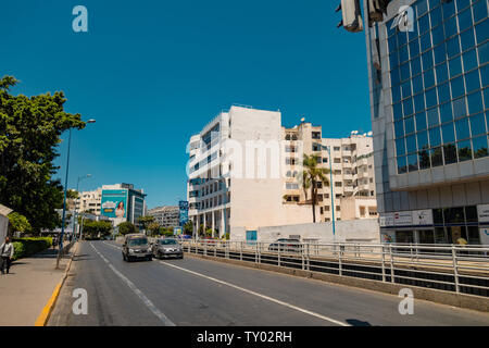 Casablanca, Marokko - 15. Juni 2019: Autos, Lastwagen und Taxis in der Mitte eines Staus Stockfoto