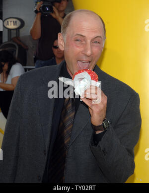 Dan Castellaneta, die Stimme von Homer Simpson in der animierten motion picture Komödie "Die Simpsons - Der Film", bei der Premiere des Films im Westwood Abschnitt von Los Angeles am 24. Juli 2007 eintrifft. (UPI Foto/Jim Ruymen) Stockfoto