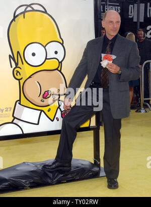 Dan Castellaneta, die Stimme von Homer Simpson in der animierten motion picture Komödie "Die Simpsons - Der Film", bei der Premiere des Films im Westwood Abschnitt von Los Angeles am 24. Juli 2007 eintrifft. (UPI Foto/Jim Ruymen) Stockfoto