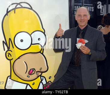 Dan Castellaneta, die Stimme von Homer Simpson in der animierten motion picture Komödie "Die Simpsons - Der Film", bei der Premiere des Films im Westwood Abschnitt von Los Angeles am 24. Juli 2007 eintrifft. (UPI Foto/Jim Ruymen) Stockfoto