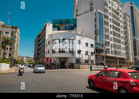 Casablanca, Marokko - 15. Juni 2019: Autos, Lastwagen und Taxis in der Mitte eines Staus Stockfoto