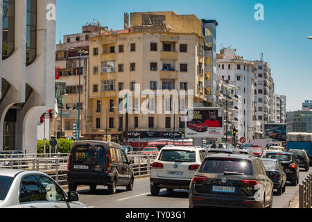 Casablanca, Marokko - 15. Juni 2019: Autos, Lastwagen und Taxis in der Mitte eines Staus Stockfoto