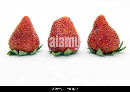 Drei Erdbeeren Nahaufnahme isoliert auf weißem Stockfoto