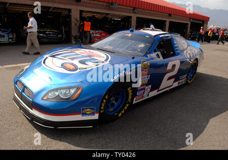 Fahrer Kurt Busch Köpfe aus der garage Bereich während der Praxis für die NASCAR Sharp AQUOS 500 an der California Speedway in Fontana, Kalifornien am 1. September 2007. (UPI Foto/Phil McCarten) Stockfoto