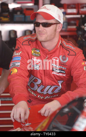 Treiber Dale Earnhardt Jr. spricht mit Crew Mitglieder in der Garage vor Praxis für die NASCAR Sharp AQUOS 500 an der California Speedway in Fontana, Kalifornien am 1. September 2007. (UPI Foto/Phil McCarten) Stockfoto