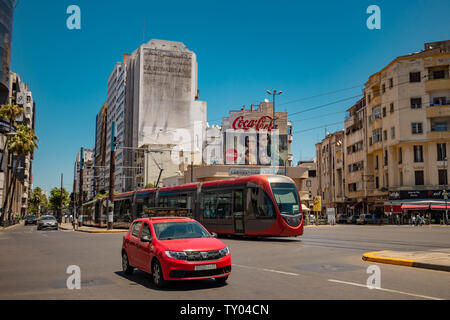 Casablanca, Marokko - 15. Juni 2019: Straßenbahn und Taxi vorbei an einer Kreuzung Stockfoto