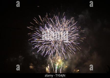 Nationalfeiertag Feuerwerk erhellt die Nacht Himmel in allen Farben Stockfoto