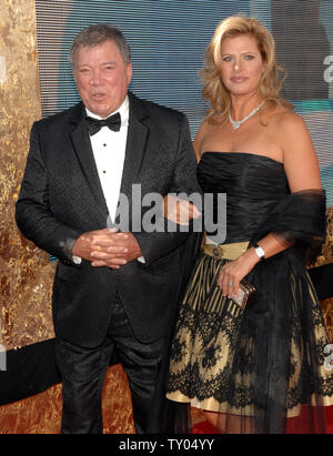 William Shatner und seine Frau Elizabeth Anderson kommen für die 59Th Primetime Emmy Awards im Shrine Auditorium in Los Angeles am 16. September 2007. (UPI Foto/Jim Ruymen) Stockfoto