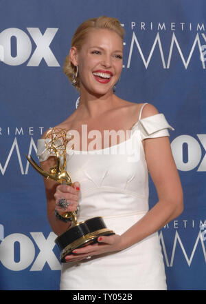 Schauspielerin Katherine Heigl zeigt ihren Emmy für Arbeiten zum Thema "Grey's Anatomy" an der 59th Primetime Emmy Awards im Shrine Auditorium in Los Angeles am 16. September 2007. (UPI Foto/Scott Harms) Stockfoto