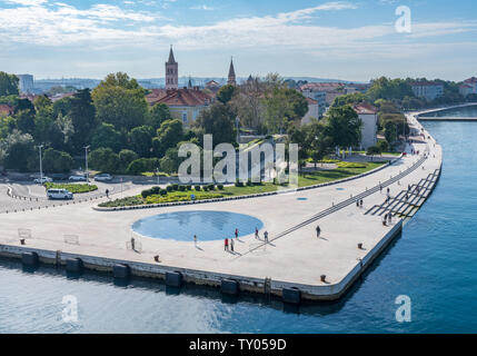 Kreuzfahrt Schiff nähert sich Dock am Hafen von Zadar in Kroatien Stockfoto