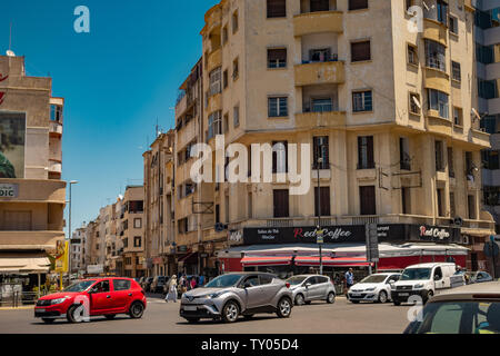 Casablanca, Marokko - 15. Juni 2019: Autos, Lastwagen und Taxis in der Mitte eines Staus Stockfoto