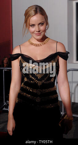 Australische Schauspielerin Abbie Cornish, der Mitglied in der motion picture Drama "Elizabeth: Das Goldene Zeitalter", sorgt sich die Premiere des Films im Gibson Amphitheatre in Universal City, Kalifornien am 1. Oktober 2007. (UPI Foto/Jim Ruymen) Stockfoto