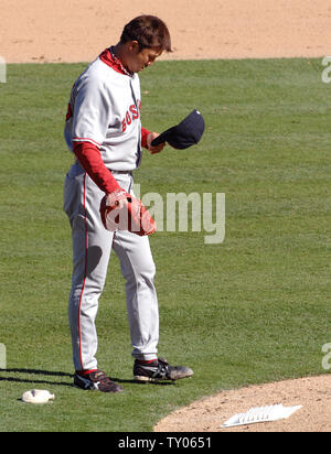 Boston Red Sox reliever Hideki Okajima von Japan Pausen während unten im achten Inning gegen die Los Angeles Angels von Anaheim, in Spiel 3 ihrer MLB American League Division Series in Anaheim, Kalifornien, am 7. Oktober 2007. Boston fegte die Best-of-five-Serie mit dem 9-1 Sieg in der American League Championship Series. (UPI Foto/Jim Ruymen) Stockfoto