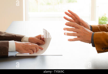 Hände von zwei Geschäftsmänner im Gespräch von einem Schreibtisch. Verhandlungen Business oder ein Vorstellungsgespräch. - Bild Stockfoto