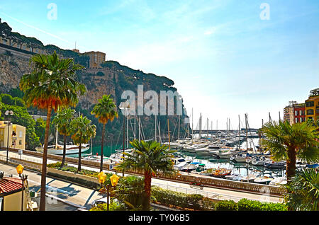 Fontvieille, Monaco - Juni 13, 2014: Yachten und Boot im Hafen von Fontvieille Stockfoto