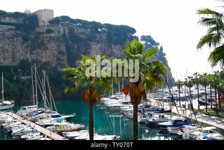 Fontvieille, Monaco - Juni 13, 2014: Yachten und Boot im Hafen von Fontvieille Stockfoto
