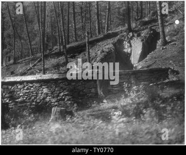 Schnitt an der Seite des Deiches auf harte Zeit Lode, Gesicht in Pegmatiten, während Seiten sind in Schiefer Stockfoto