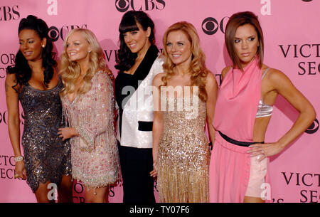 Spice Girls Melanie Brown, Emma Bunton, Melanie Chisholm, Geri Halliwell und Victoria Beckham (L-R), für die die Victoria Secret Fashion Show im Kodak Theater in Hollywood" in Los Angeles am 15. November 2007 ankommen. (UPI Foto/Jim Ruymen) Stockfoto