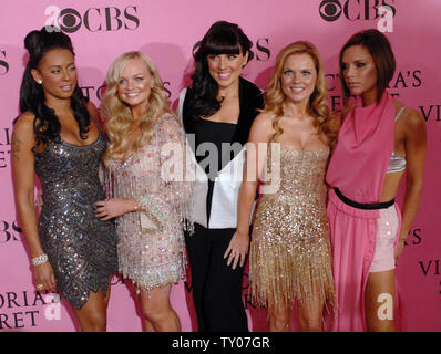 Spice Girls Melanie Brown, Emma Bunton, Melanie Chisholm, Geri Halliwell und Victoria Beckham (L-R), für die die Victoria Secret Fashion Show im Kodak Theater in Hollywood" in Los Angeles am 15. November 2007 ankommen. (UPI Foto/Jim Ruymen) Stockfoto