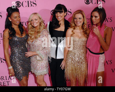 Spice Girls Melanie Brown, Emma Bunton, Melanie Chisholm, Geri Halliwell und Victoria Beckham (L-R), für die die Victoria Secret Fashion Show im Kodak Theater in Hollywood" in Los Angeles am 15. November 2007 ankommen. (UPI Foto/Jim Ruymen) Stockfoto