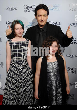 Shelan O'Keefe, John Cusack und Gracie Bednarczyk (L-R), cast-Mitglieder in der motion picture Irak Drama "Gnade gegangen ist", Besuchen die Premiere des Films in der Akademie der Künste und Wissenschaften in Beverly Hills, Kalifornien am 28. November 2007. (UPI Foto/Jim Ruymen) Stockfoto