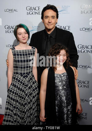 Shelan O'Keefe, John Cusack und Gracie Bednarczyk (L-R), cast-Mitglieder in der motion picture Irak Drama "Gnade gegangen ist", Besuchen die Premiere des Films in der Akademie der Künste und Wissenschaften in Beverly Hills, Kalifornien am 28. November 2007. (UPI Foto/Jim Ruymen) Stockfoto