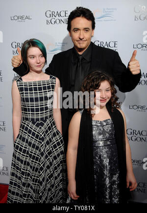 Shelan O'Keefe, John Cusack und Gracie Bednarczyk (L-R), cast-Mitglieder in der motion picture Irak Drama "Gnade gegangen ist", Besuchen die Premiere des Films in der Akademie der Künste und Wissenschaften in Beverly Hills, Kalifornien am 28. November 2007. (UPI Foto/Jim Ruymen) Stockfoto