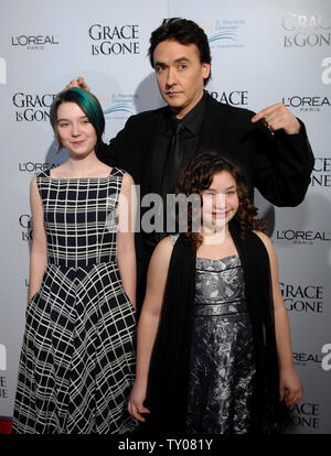 Shelan O'Keefe, John Cusack und Gracie Bednarczyk (L-R), cast-Mitglieder in der motion picture Irak Drama "Gnade gegangen ist", Besuchen die Premiere des Films in der Akademie der Künste und Wissenschaften in Beverly Hills, Kalifornien am 28. November 2007. (UPI Foto/Jim Ruymen) Stockfoto