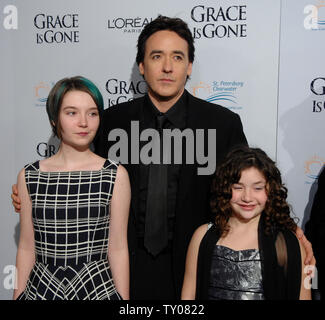 Shelan O'Keefe, John Cusack und Gracie Bednarczyk (L-R), cast-Mitglieder in der motion picture Irak Drama "Gnade gegangen ist", Besuchen die Premiere des Films in der Akademie der Künste und Wissenschaften in Beverly Hills, Kalifornien am 28. November 2007. (UPI Foto/Jim Ruymen) Stockfoto