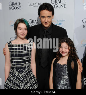 Shelan O'Keefe, John Cusack und Gracie Bednarczyk (L-R), cast-Mitglieder in der motion picture Irak Drama "Gnade gegangen ist", Besuchen die Premiere des Films in der Akademie der Künste und Wissenschaften in Beverly Hills, Kalifornien am 28. November 2007. (UPI Foto/Jim Ruymen) Stockfoto