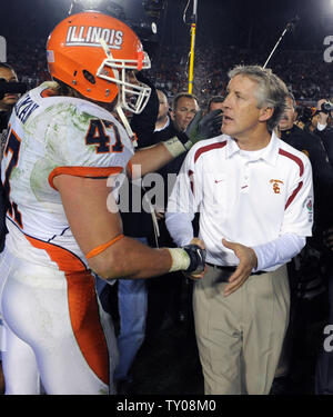 Universität von Südkalifornien Trojaner Head Coach Pete Carroll (R) gratuliert durch Illinois Fighting Illini linebacker J. Leman nach dem Sieg über die kämpfende Illini 49-17, in der 94Th Rose Bowl Spiel in Pasadena, Kalifornien, 1. Januar 2008. (UPI Foto/Jim Ruymen) Stockfoto