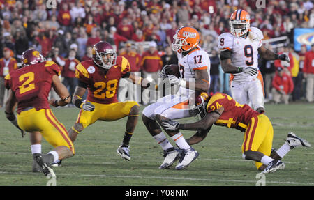 Illinois Fighting Illini wide receiver Jeff Cumberland (17) wird von der Universität von Southern Californias Trojaner "Shareece Wright (24) im vierten Quartal ausgelöst. Die Trojaner besiegten die kämpfenden Illini 49-17, während der 94Th Rose Bowl in Pasadena, Kalifornien, am 1. Januar 2008. (UPI Foto/Jim Ruymen) Stockfoto