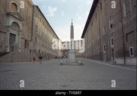 Urbino, Egytpian Obelisk, Marken, Italien, Rinascimento Square, Obelisco, S. Domenico Kirche, Palazzo Ducale, Italia Stockfoto