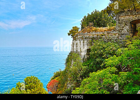 Monte Carlo, Monaco - 13. Juni 2014: Das Meer und die alte Festung an der Küste Stockfoto