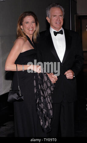 Schauspielerin Annette Bening (L), Empfänger der Rat der Gouverneure Award, und Ehemann Schauspieler Warren Beatty nehmen an der amerikanischen Gesellschaft der Kameraleute 22. jährlichen Outstanding Achievement Awards in Los Angeles am 26. Januar 2008. (UPI Foto/Phil McCarten) Stockfoto