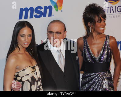 Alicia Keys, Clive Davis und Whitney Houston (L-R) der Clive Davis pre-Grammy party in Beverly Hills, Kalifornien am 9. Februar 2008 teil. (UPI Foto/Jim Ruymen) Stockfoto