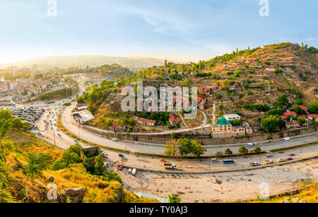 Ankara/Turkey-June 16 2019: Bentderesi Nachbarschaft aus der Burg von Ankara Stockfoto