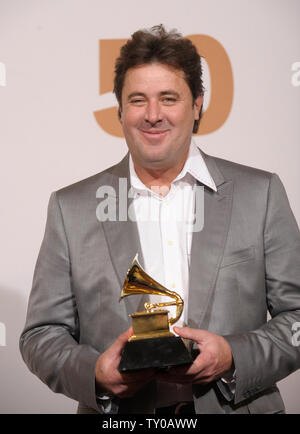 Vince Gill erscheint Backstage mit seinem Award auf der 50. jährlichen Grammy Awards im Staples Center in Los Angeles am 10. Februar 2008. (UPI Foto/Phil McCarten) Stockfoto